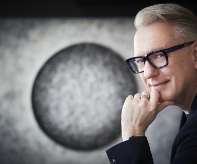 Uśmiechnięty Mariusz Szczygieł