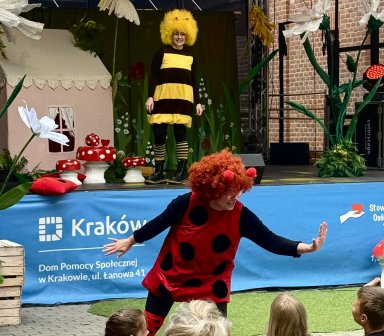 Aktorzy Teatru z Kapelusza w kostiumach biedronki i pszczoły podczas spektaklu ekologicznego dla dzieci.